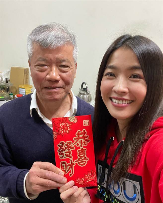 小娴过年给爸爸大红包。（图／FB@小娴）