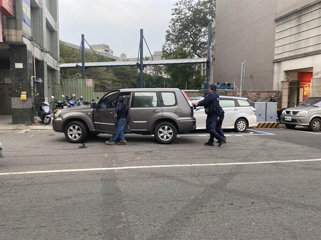 大年初四台中市警二分局立人派出所员警巡逻经过中清路，发现一台铁灰色休旅车在中清路上故障，赶紧利用警车及警示灯作为警示，再协助将车辆推到路边等待车辆救援。（台中市第二分局提供／冯惠宜台中传真）