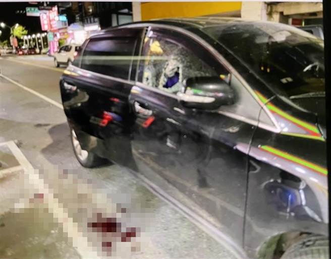 嘉义市知名文化路夜市今凌晨发生街头斗殴，进而引发街头砍人事件，现场有多处血迹。（警方提供∕吕妍庭嘉义传真）