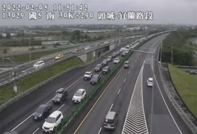 國道5號北上路段車流從上午開始增加，直至中午12時雪隧南端口已出現長達4公里的排隊車陣，各北上匝道前堵車約1至1.5公里。（擷取自高公局即時影像）