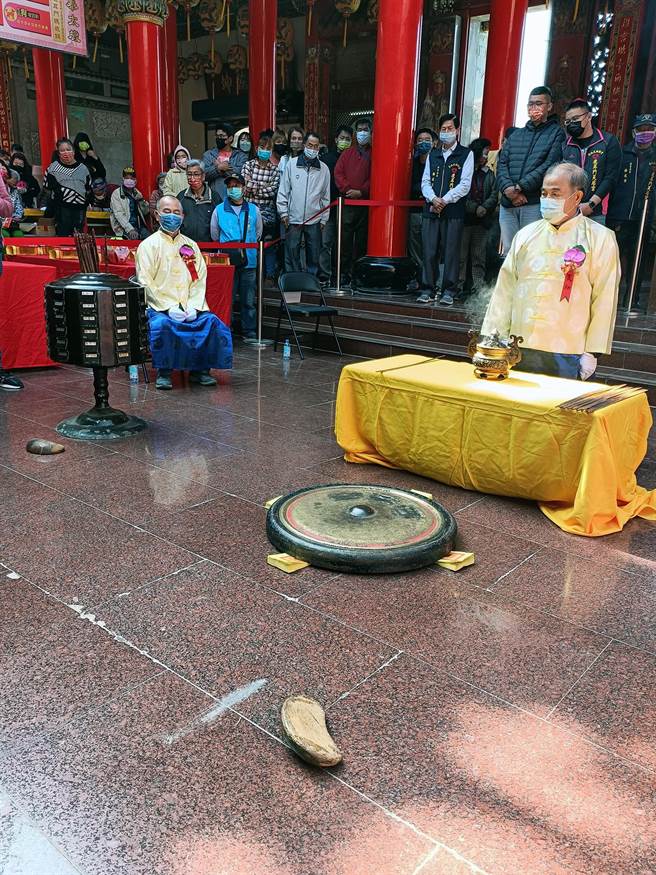 台南市鹿耳门天后宫于大年初五举办「跋四季籤」活动。（鹿耳门天后宫提供／洪荣志台南传真）