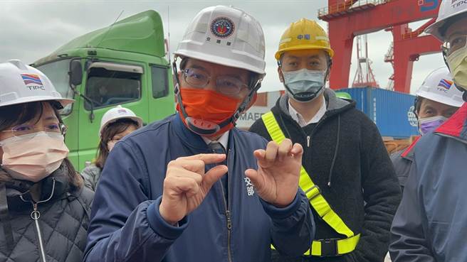 交通部長王國材到基隆港視察清消作業，認為人員下船後的清消作業還不夠徹底。（陳彩玲攝）