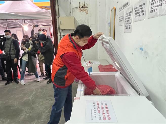 登船人員需依標準流程脫除使用後的隔離衣及口罩。（陳彩玲攝）