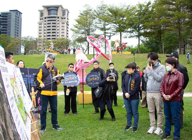 台中市长卢秀燕（右一）大年初五偕市府团队共同视察展区，关心灯会防疫准备工作。（陈世宗摄）