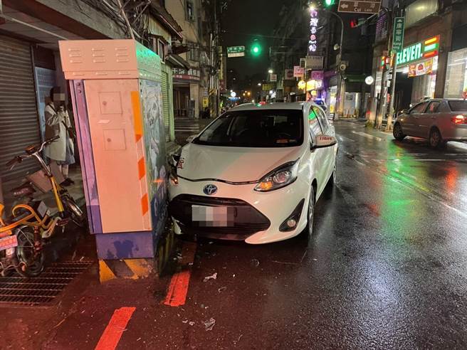 駕駛疑為撿拾物品，自撞路旁變電箱。（民眾提供）