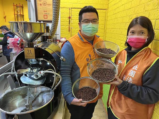 新竹县中华照顾者关怀协会委托业者技术移转，指导无家者学习咖啡烘焙等技巧。（协会提供／庄旻静新竹传真）