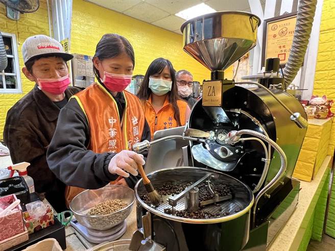 新竹县中华照顾者关怀协会委托业者技术移转，指导无家者学习咖啡烘焙等技巧。（协会提供／庄旻静新竹传真）