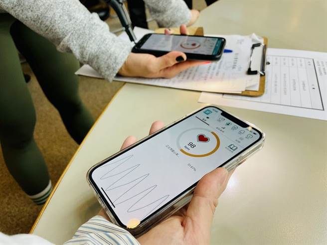 有的老人家可能因为手抖，侦测效果不佳。建议拿着手机后，将手平放在桌面上来侦测。 (图片来源/康健杂志提供)