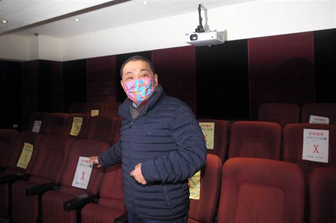 春節連假進入尾聲，國內本土疫情仍未趨緩，不少民眾擔心開學後成另一波疫情高峰。對此，新北市長侯友宜（中）5日在新莊視察社區防疫情形時表示，新北校園採3級防護，加上去年嚴格的防疫標準、配套措施，要讓孩子安全無虞回到校園。（張鎧乙攝）
