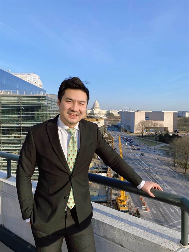 國民黨國際部副主任兼駐美代表處籌備主任黃裕鈞位於駐美代表處辦公室外陽台。（國民黨提供）