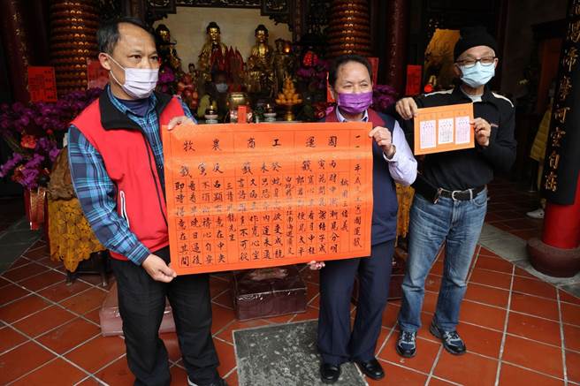 彰化社头清水岩有近300年歷史，自建寺以来，每逢大年初五抽「国运籤」、「工商籤」、「农牧籤」。（清水岩提供／吴敏菁彰化传真）