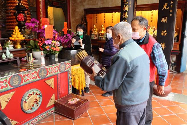 彰化社头清水岩有近300年歷史，自建寺以来，每逢大年初五抽「国运籤」、「工商籤」、「农牧籤」。（清水岩提供／吴敏菁彰化传真）