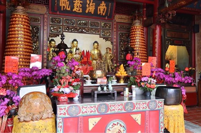 彰化社头清水岩是有名古剎，环境清幽，新春吸引人们来行春。（清水岩提供／吴敏菁彰化传真）