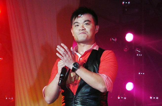 安伯政的嗓音浑厚又带有磁性，诠释歌曲具有个人风格。（图／本报系资料照片）