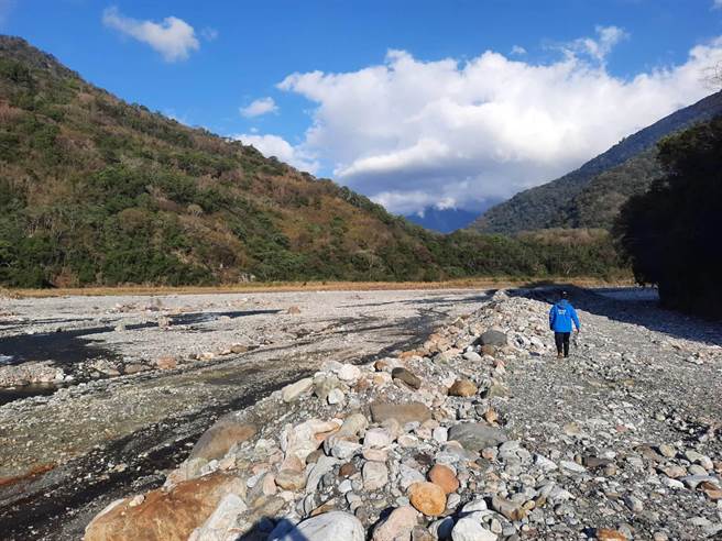苗栗县泰安乡梅园村大安溪畔的雪见温见，必须横越大安溪才能抵达。（苗栗县消防局第5大队提供／谢明俊苗栗传真）
