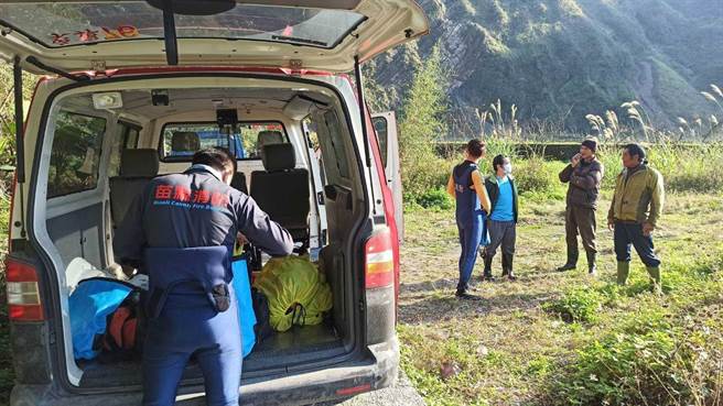 吴姓妇人落水，苗栗县消防局象鼻小队及部落原青出动沿溪搜寻吴妇。（苗栗县消防局第5大队提供／谢明俊苗栗传真）