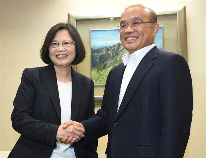 总统蔡英文（左）、行政院院长苏贞昌（右）。（资料照／季志翔摄）