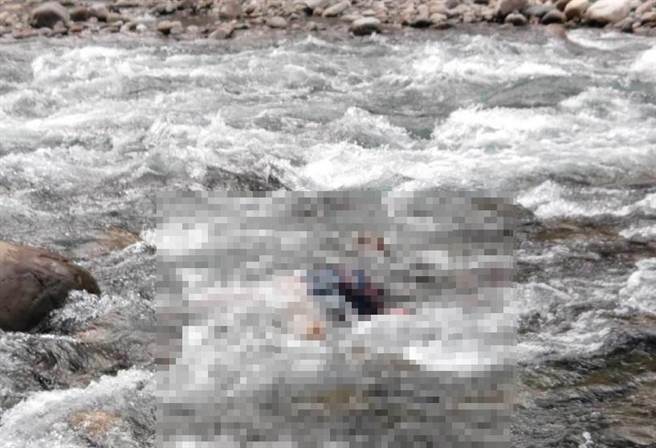 苗栗县消防局人员5日上午搜寻吴妇遗体。（苗栗县消防局第5大队提供／谢明俊苗栗传真）