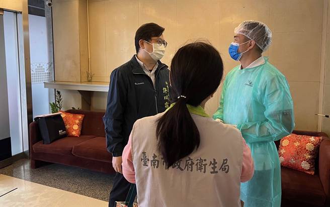 台南市政府卫生局长许以霖（左）带队稽查防疫旅馆。（卫生局提供／洪荣志台南传真）