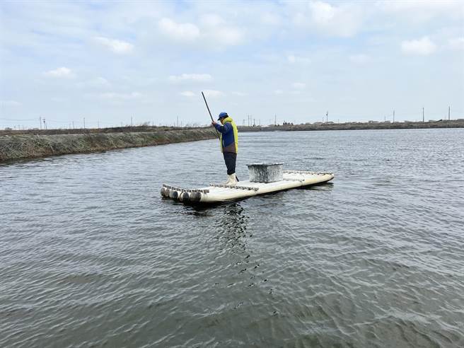 低溫特報下探10度，雲林縣沿海漁民備戰防寒害。（張朝欣攝）