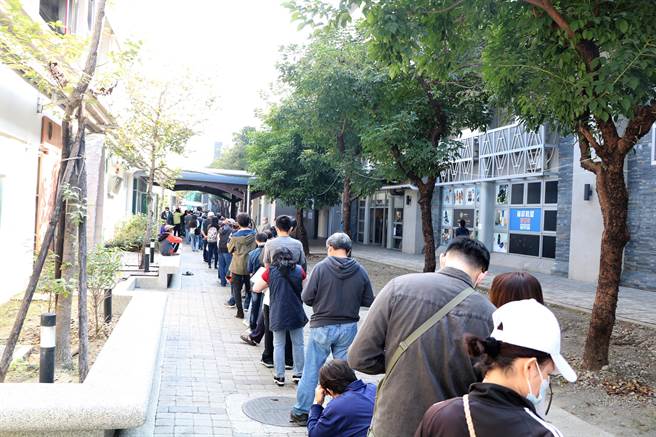 大年初五，屏東疫苗速打站在屏東火車站開打。（謝佳潾攝）