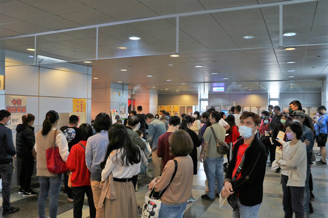 大年初五，屏東疫苗速打站在屏東火車站開打。（謝佳潾攝）