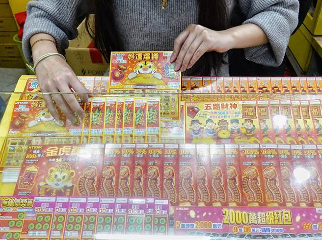 彩券行里陈列各式刮刮乐，吸引民眾到彩券行试手气。（图／本报资料照片、陈信翰摄）