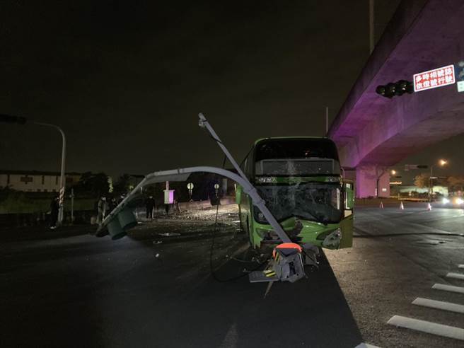 统联客运黄姓司机疑因视线昏暗开错路，驾车自撞台39线台南新化区的分隔岛，造成灯杆、号志控制箱及车辆毁损。（读者提供／洪荣志台南传真）