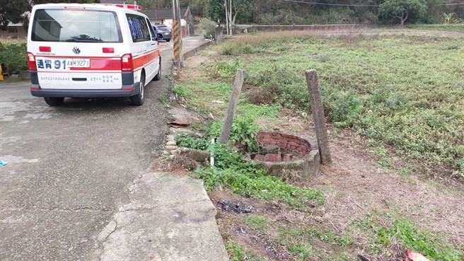 苗栗县通霄镇1名黄姓男子不慎失足摔落屋前废井丧命。（苗栗县消防局提供／谢明俊苗栗传真）