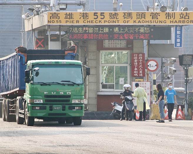 高雄市長陳其邁宣布高雄港區工作人員、旗津造船廠及修船廠工作人員、旗津區全區民眾都必須全數在開工前篩檢。（資料照，中央社）