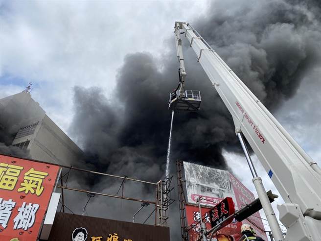 台中市南区文心南路近大庆街口连栋铁皮屋2月5日中午约1点半左右发生火警，现场冒出浓浓黑烟。（台中市消防局提供／冯惠宜台中传真）