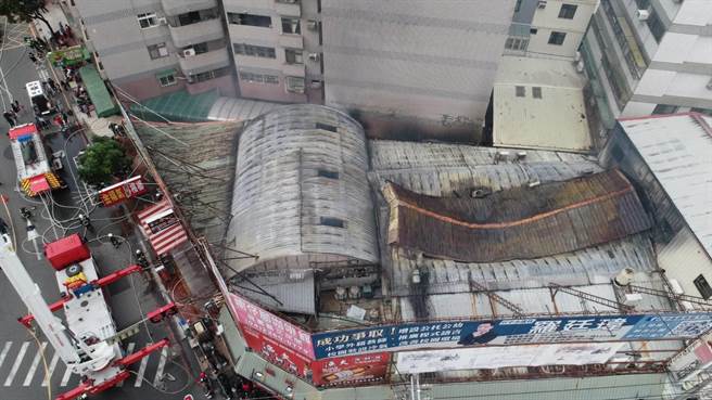 台中市南区文心南路近大庆街口连栋铁皮屋2月5日中午约1点半左右发生火警，消防局出动大批消防人员到场灭火。（市议员罗廷玮提供／冯惠宜台中传真）