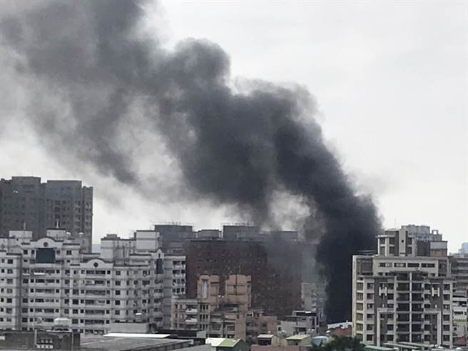 台中市南区文心南路近大庆街口连栋铁皮屋2月5日中午约1点半左右发生火警，现场冒出浓浓黑烟。（民眾提供／冯惠宜台中传真）