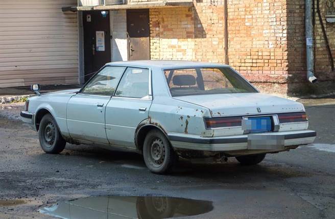 日本一位民眾私有土地被不明車輛停放，向法院提告，但法官表示不能亂動「對方私有財產」，氣得地主把車子停在法院門口，引發熱議。（示意圖，達志影像/shutterstock）
