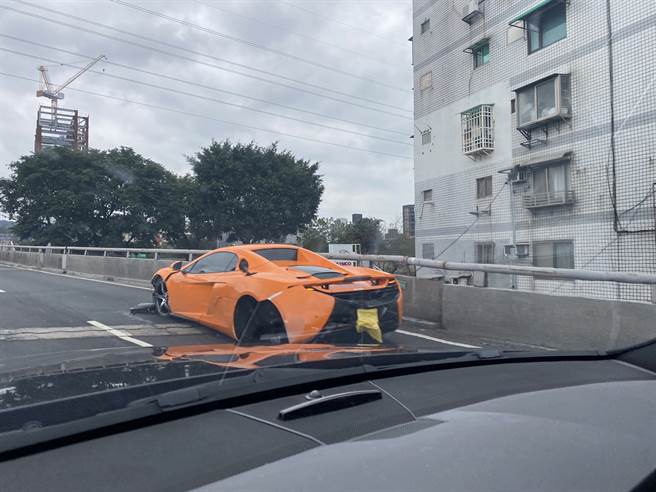 有网友目击麦拉伦跑车自撞护栏。（翻摄记者爆料网）