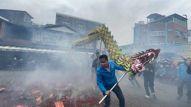 苗栗（火旁）龙活动起跑，大年初五首度巡庄进驻南庄乡老街永昌宫，苗栗市长邱镇军亲自舞动龙头迎福迎财。（读者提供／谢明俊苗栗传真）