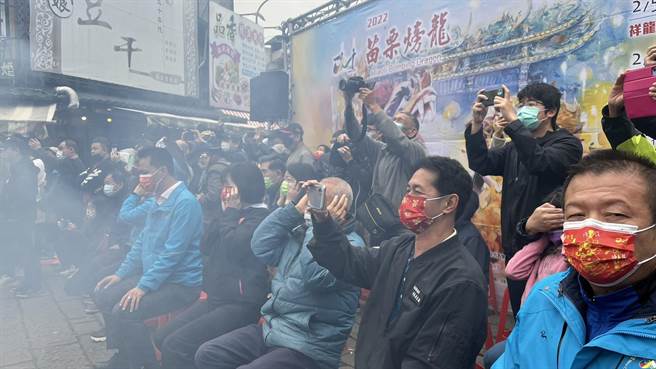 苗栗（火旁）龙活动起跑，大年初五首度巡庄进驻南庄乡老街永昌宫，苗栗市长邱镇军亲率龙队巡庄。（读者提供／谢明俊苗栗传真）
