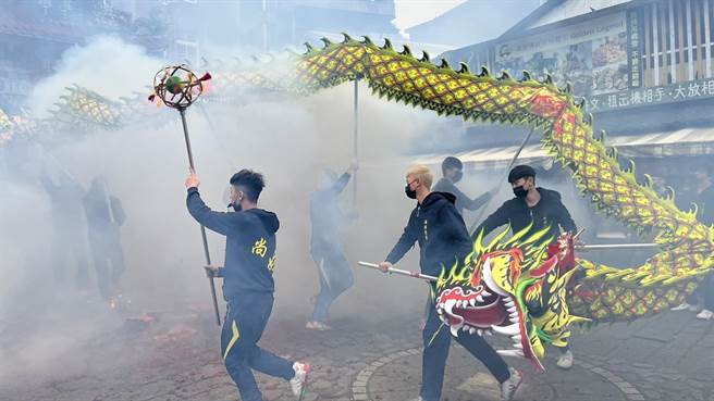苗栗（火旁）龙活动起跑，大年初五首度巡庄进驻南庄乡老街永昌宫，苗栗市长邱镇军亲率龙队巡庄。（读者提供／谢明俊苗栗传真）