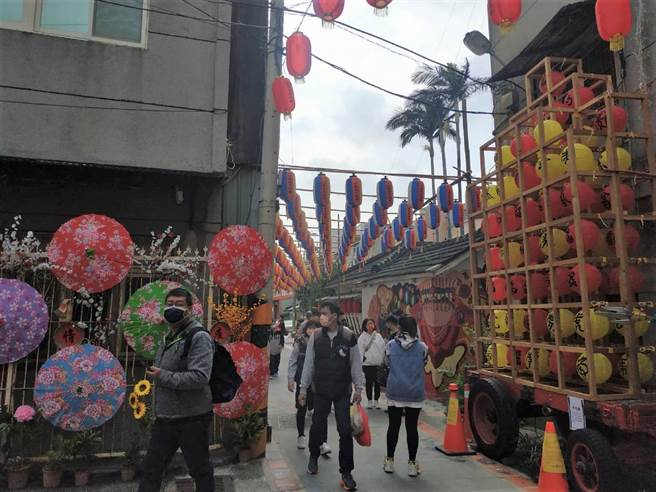 云林县北港朝天宫涌现人潮，巷弄灯区延长至农历3月。（张朝欣摄）