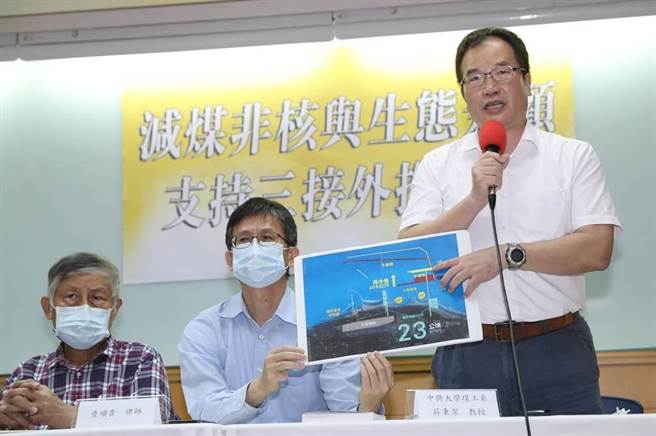 中興大學環工學系教授莊秉潔（站立者）。（資料照，劉宗龍攝）