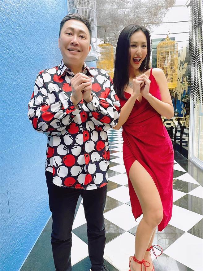 蔷蔷跟赵正平跟大家拜年。（NNYnetwork提供）