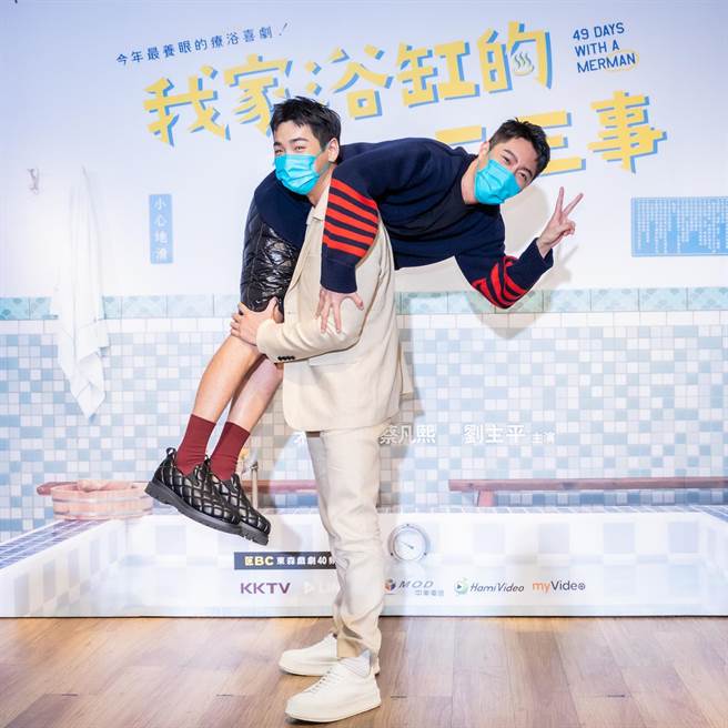 禾浩辰輕鬆扛起蔡凡熙。（羚邦集團提供）