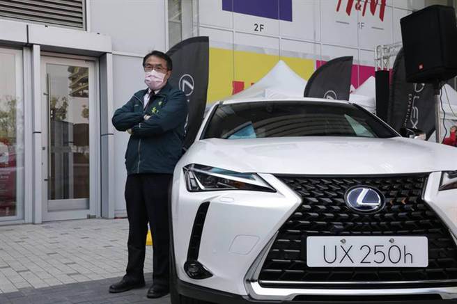 台南市长黄伟哲抽出LEXUS UX250h油电混合休旅车得主。（市府提供／洪荣志台南传真）
