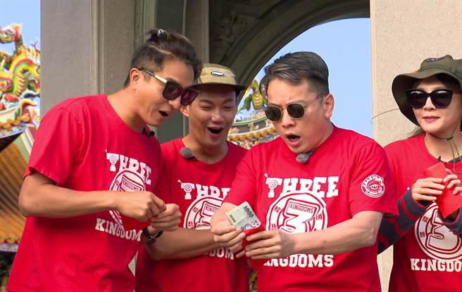 詹惟中秀出大紅包。（台視提供）