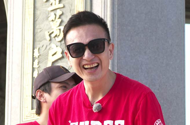 小鐘自嘲一毛不拔。（台視提供）