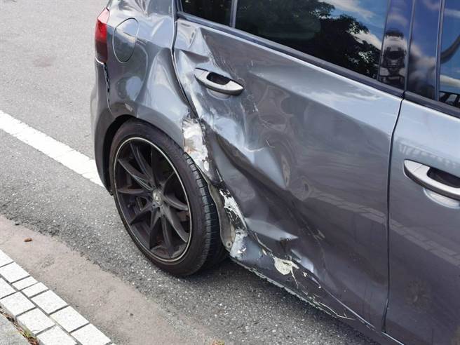 台東某部隊呂姓下士4日騎重機出遊，行經台東市民航路及綏遠路路口時與陳姓駕駛的自小客車發生車禍。（民眾提供／蔡旻妤台東傳真）