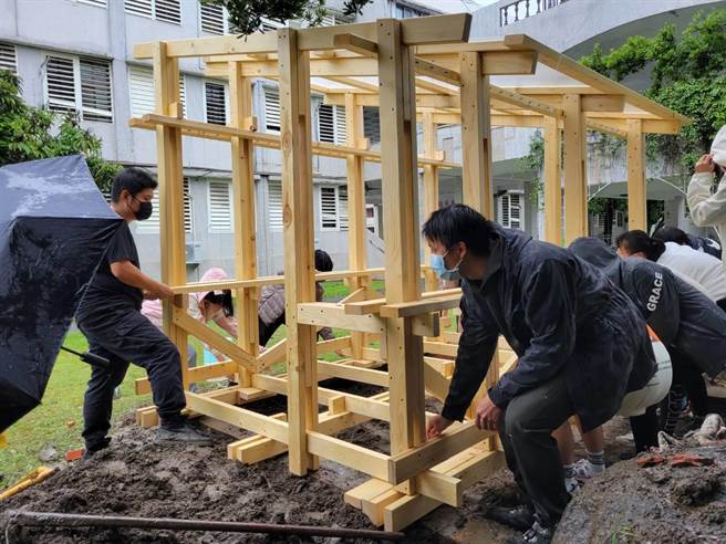 国立台东女中寒假期间办理第2届建筑营，学生不畏风雨，亲手打造2座植物书屋，更燃起对建筑的兴趣。（蔡旻妤摄）