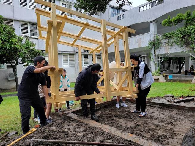 国立台东女中寒假期间办理第2届建筑营，学生不畏风雨，亲手打造2座植物书屋，更燃起对建筑的兴趣。（蔡旻妤摄）