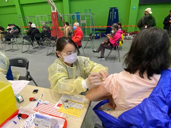 新竹市合約診所加開除夕、初四至初六共4天、18家診所於年節期間提供疫苗接種服務，除夕、初四及初五上午兩天半，全市只打了650劑。（本報資料照片／陳育賢新竹傳真）