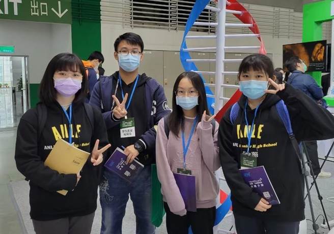 基隆市安乐高中学生构想研发新的筛检试剂，盼降低疫苗死亡率，主题获「特优」。（基隆市政府提供／陈彩玲基隆传真）